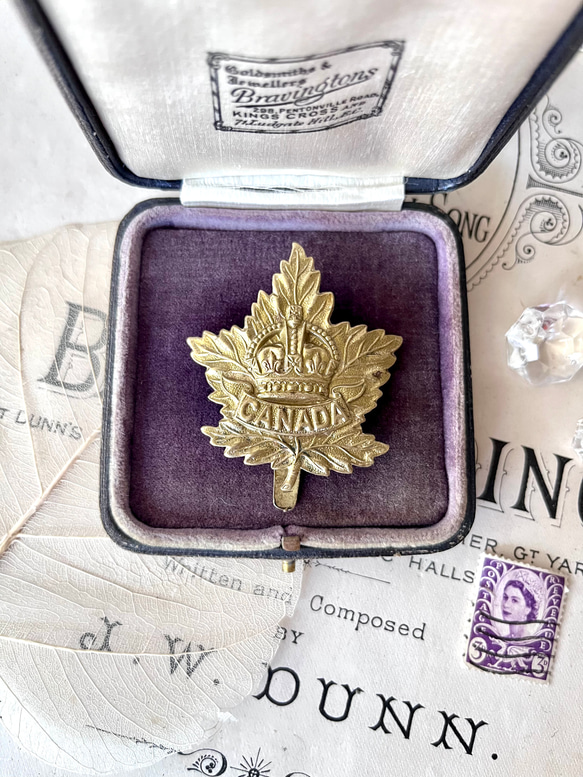 英国で出会った♪アンティーク メタル製 英国王室の王冠とメイプルリーフの紋章 パーツ/帽章 英国軍紋章 6枚目の画像