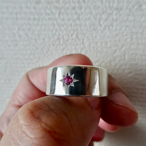 仁尾彫金『一つ星2.7mmピンクスピネル、幅1cm、プラチナ平打リング 