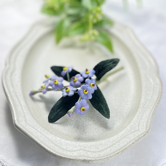 布花ちっちゃな青い花が可愛らしい、ワスレナグサのブローチ。母の日のプレゼントに。 6枚目の画像