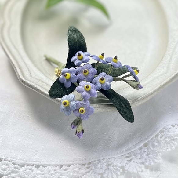 布花ちっちゃな青い花が可愛らしい、ワスレナグサのブローチ。母の日のプレゼントに。 4枚目の画像
