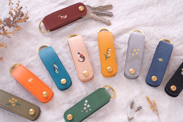 刺繍のある　手のひらサイズのキーケース　イタリアンレザー 1枚目の画像