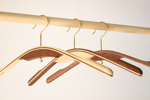 ミニー様オーダー製作分：曲げ木のハンガー(３層 Lサイズ)：ウォールナット 4枚目の画像