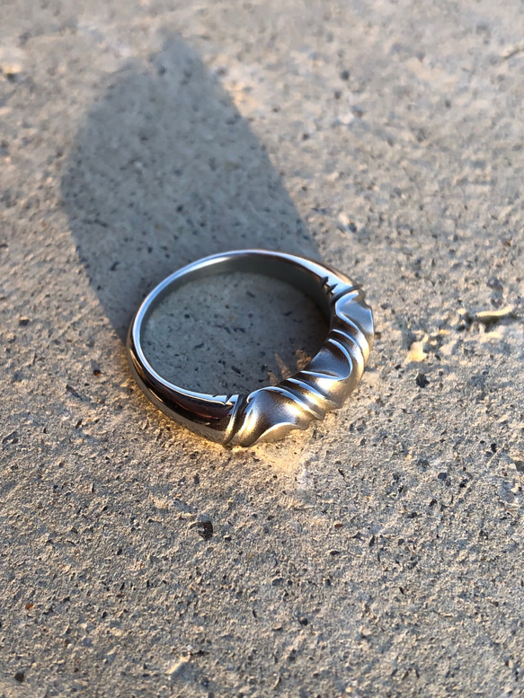 stainless wave twist ring 4mm 指輪 リング 1枚目の画像