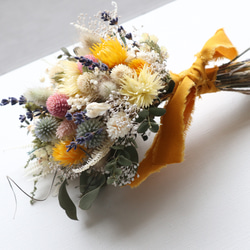 ミモザイエローとラベンダーやまあるいお花たちのスワッグブーケ 4枚目の画像