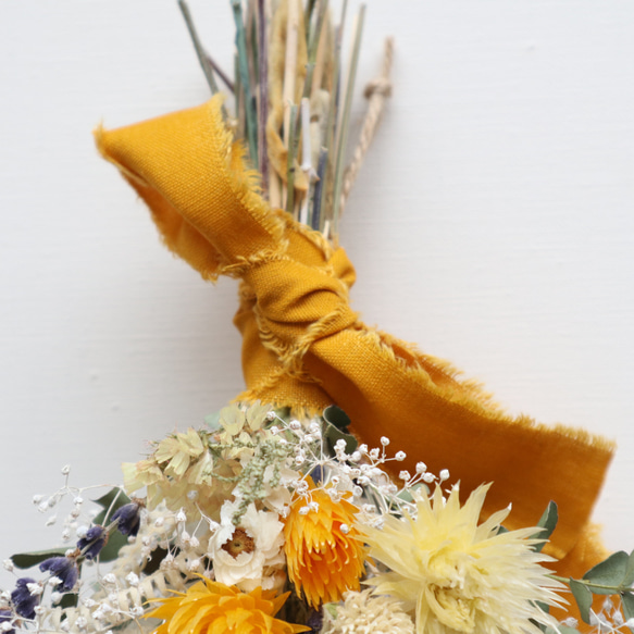 ミモザイエローとラベンダーやまあるいお花たちのスワッグブーケ 6枚目の画像
