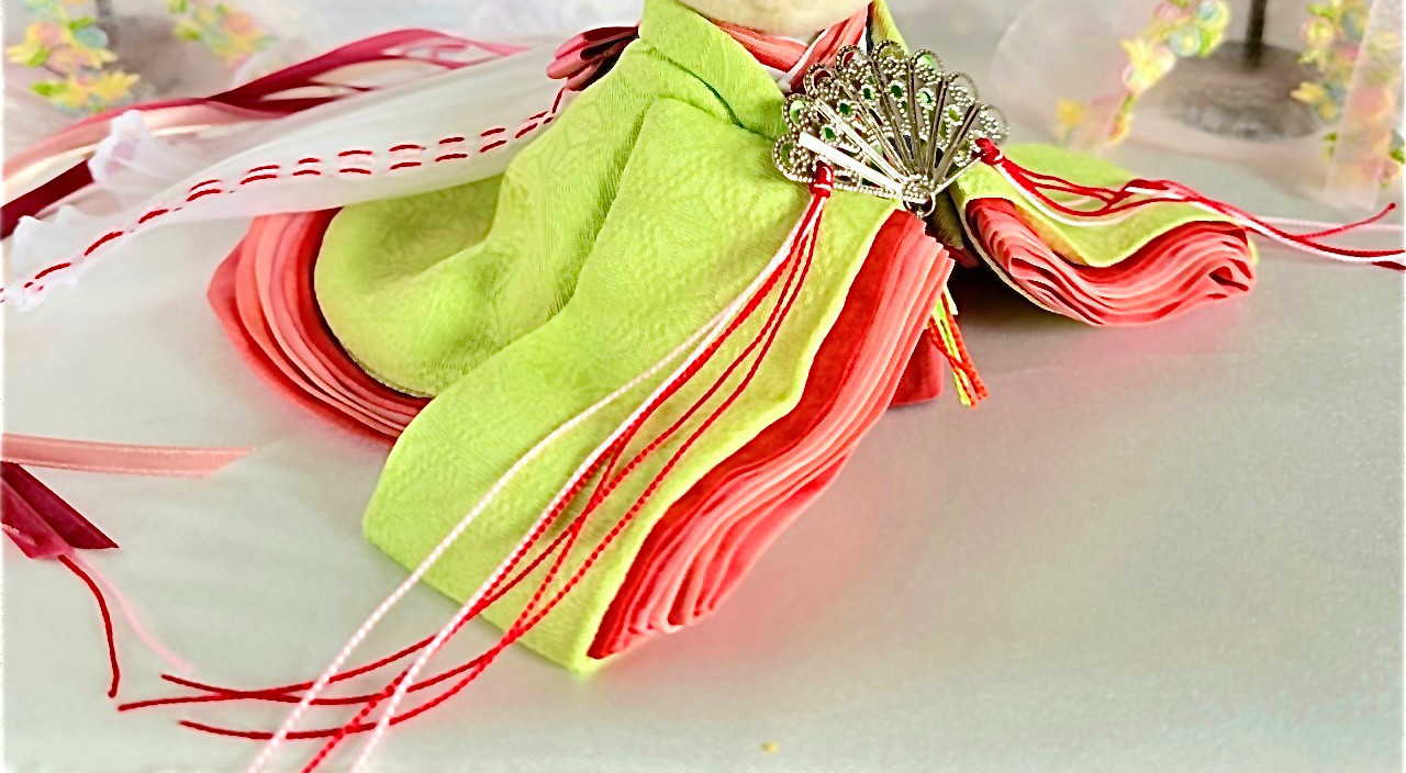 738  小さな着せ替えお着物〈お姫様〉十二単 正絹透かし麻の葉文様　若葉色に薄紅梅かさね【新襟仕様】