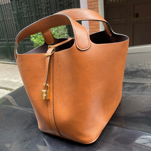 フレンチトーゴカーフレザーを使用し、手縫いで仕上げたハンドメイドの  