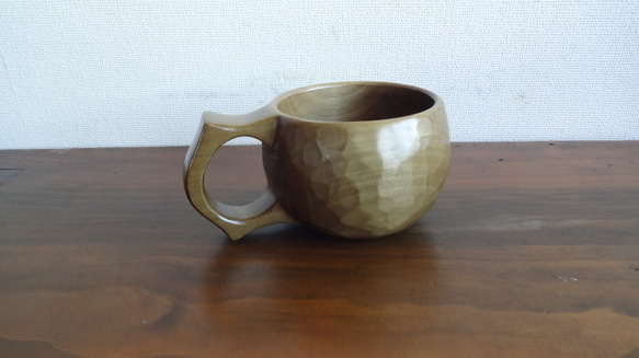 由一整塊玉蘭木雕刻而成的咖啡杯 第6張的照片