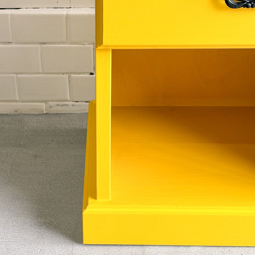 珍しいイエローのシャビーな机　棚　サイドテーブル　古道具　黄色 珍しいイエローのシャビーな机 棚 サイドテーブル 古道具 黄色 文机