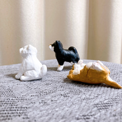 柴犬　豆柴　子犬　3匹セット　ミニチュア木工　犬　赤柴　黒柴　白柴　置物　オブジェ 4枚目の画像