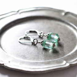 透明和蛋白石綠復古串珠耳環 第1張的照片