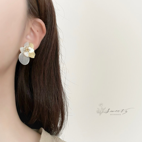 ボタニカルフラワーのシェルピアス・イヤリング ピアス（スタッド・一  