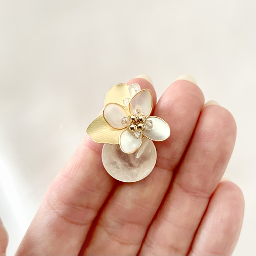 ボタニカルフラワーのシェルピアス・イヤリング ピアス（スタッド・一  