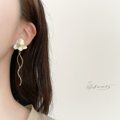 ボタニカルフラワーのらせんピアス・イヤリング イヤリング 