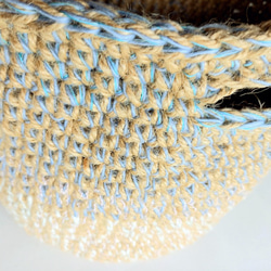 麻ヒモカゴバッグ【ハンサムブルーに魅せられて！】 自然素材麻ヒモの白（キナリ）と、リユース燃糸の白×ブルーをmix！ 9枚目の画像