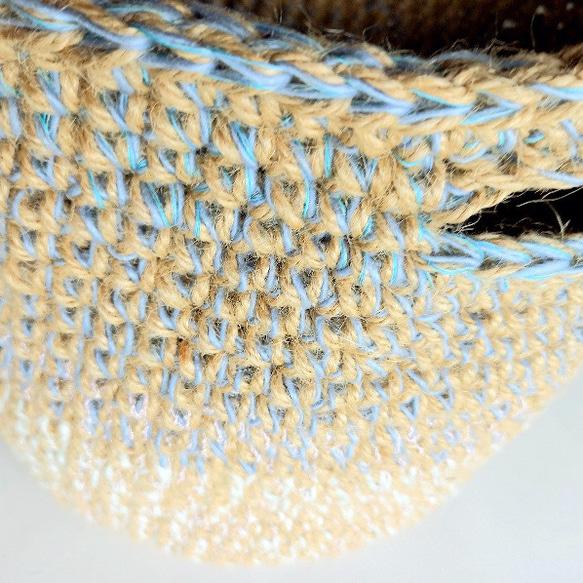 麻ヒモカゴバッグ【ハンサムブルーに魅せられて！】 自然素材麻ヒモの白（キナリ）と、リユース燃糸の白×ブルーをmix！ 9枚目の画像