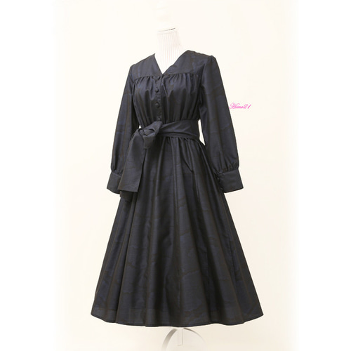 着物リメイク　(絹)黒い長袖ワンピース 大島紬】クラシカルワンピース*貴婦人風〈黒紺色に柄)長袖 着物