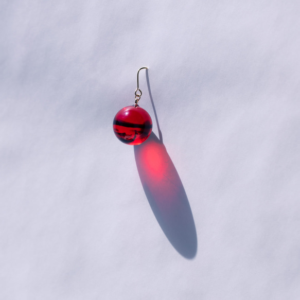 ORBピアス/イヤリング -Red Amber- ●一点物のアクリルアクセ● 2枚目の画像