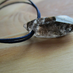 ダイヤ元素 アフガニスタン産 グラファイト水晶のお紐仕立て セミオーダーネックレス 2枚目の画像