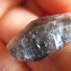 ダイヤ元素 アフガニスタン産 グラファイト水晶のお紐仕立て セミオーダーネックレス 4枚目の画像