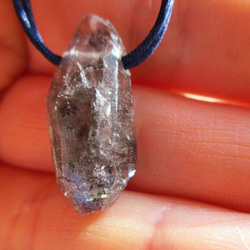 ダイヤ元素 アフガニスタン産 グラファイト水晶のお紐仕立て セミオーダーネックレス 1枚目の画像