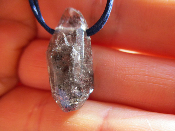 ダイヤ元素 アフガニスタン産 グラファイト水晶のお紐仕立て セミオーダーネックレス 1枚目の画像