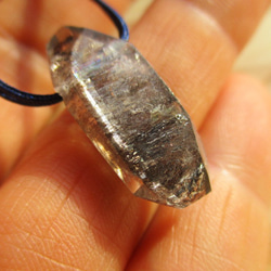 ダイヤ元素 アフガニスタン産 グラファイト水晶のお紐仕立て セミオーダーネックレス 3枚目の画像