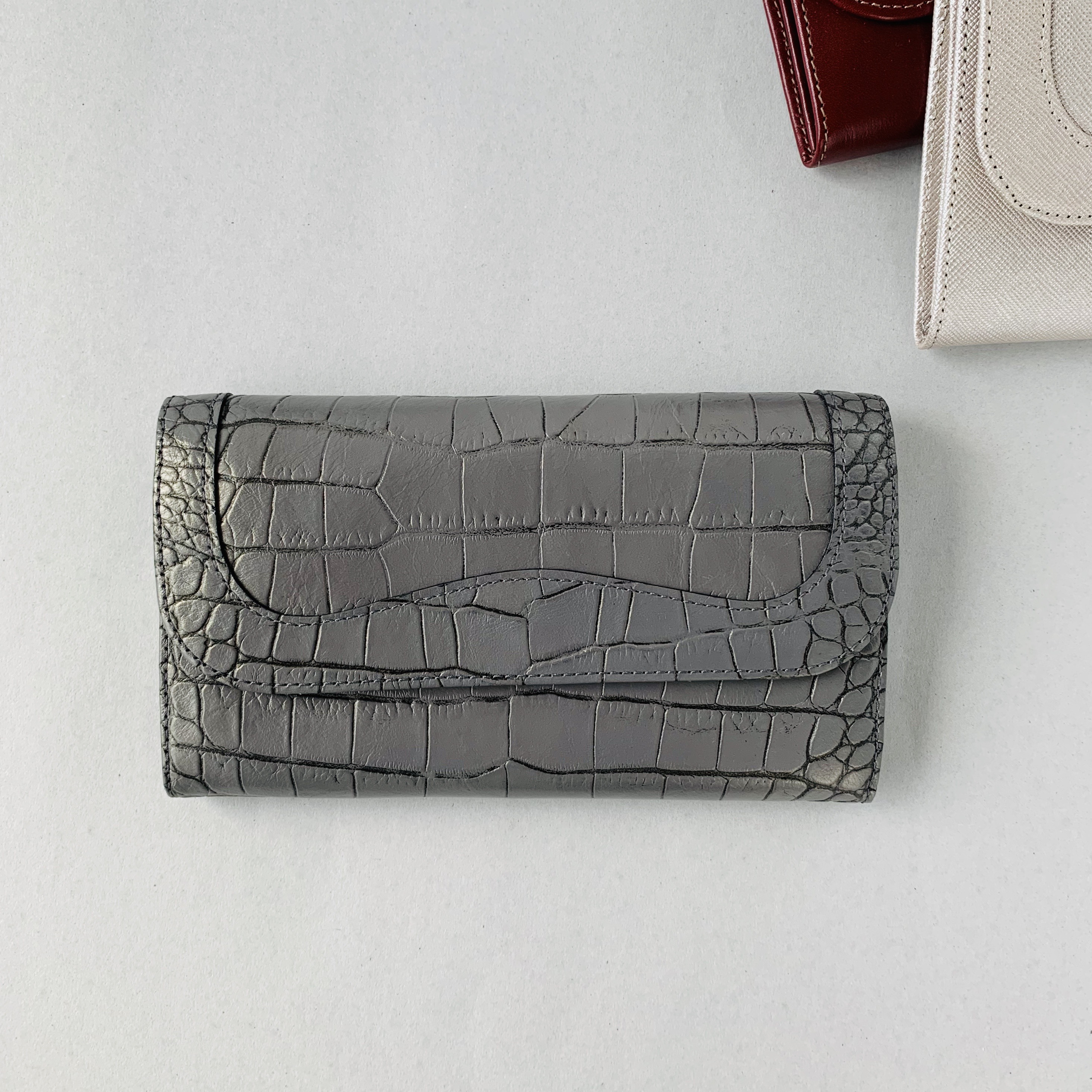 スマホも通帳も入る？それは風琴マチだから・・長財布『グレー・ワニ型押』牛革 【H&K】