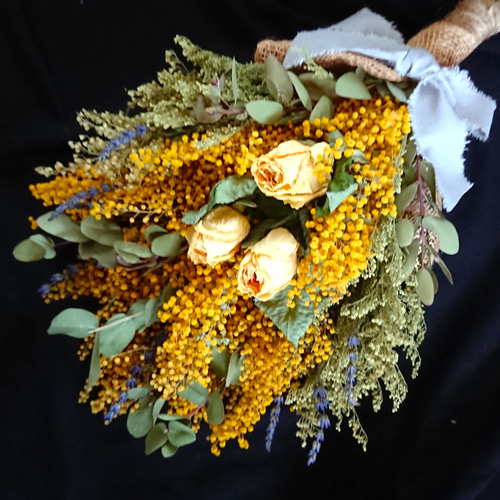 ミモザと黄色い薔薇のナチュラルでお洒落なドライフラワー ミモザと黄色い薔薇のナチュラルでお洒落なドライフラワー