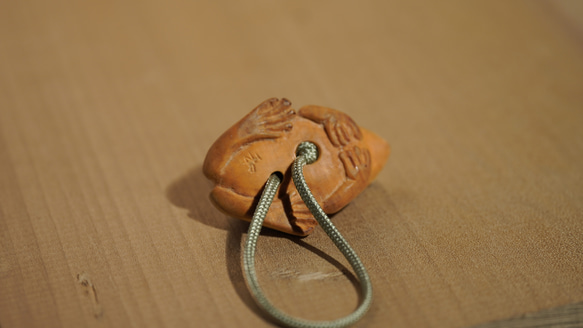 木彫刻　根付「雨蛙」一木造り　黄楊　木彫り　カエル　蛙　アマガエル　キーホルダー　ストラップ　工芸品 ツゲ