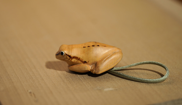 木彫刻　根付「雨蛙」一木造り　黄楊　木彫り　カエル　蛙　アマガエル　キーホルダー　ストラップ　工芸品 ツゲ