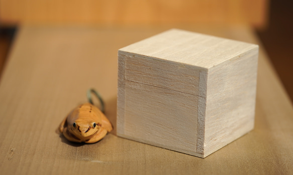 木彫刻　根付「雨蛙」一木造り　黄楊　木彫り　カエル　蛙　アマガエル　キーホルダー　ストラップ　工芸品 ツゲ