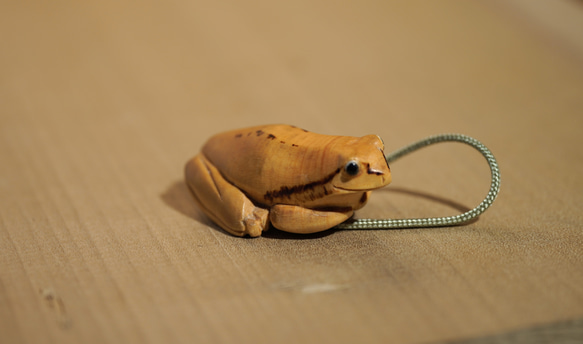 木彫刻　根付「雨蛙」一木造り　黄楊　木彫り　カエル　蛙　アマガエル　キーホルダー　ストラップ　工芸品 ツゲ