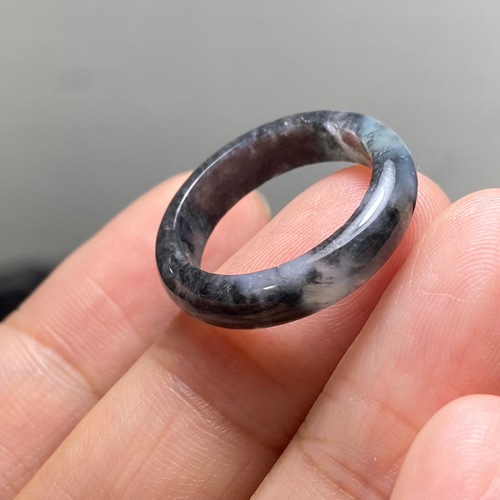 容*音様 レア　天然　無処理　A貨　翡翠 くり抜きリング　手彫り　花 13号 天然石 くりぬきリング 翡翠 彫刻リング 16.5号 お花 | 天然石の卸屋