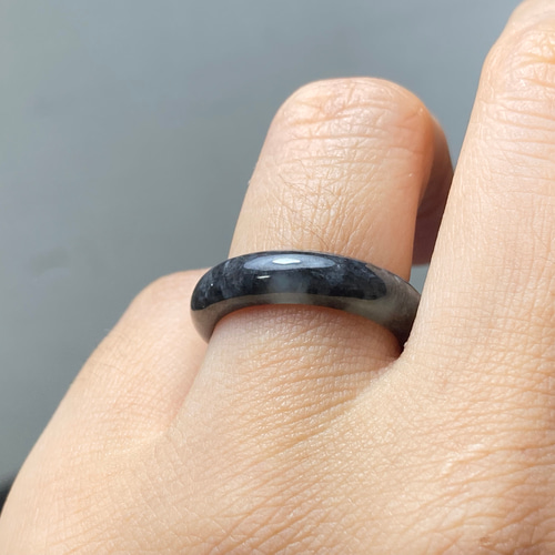 容*音様 レア　天然　無処理　A貨　翡翠 くり抜きリング　手彫り　花 13号 天然石 くりぬきリング 翡翠 彫刻リング 16.5号 お花 | 天然石の卸屋