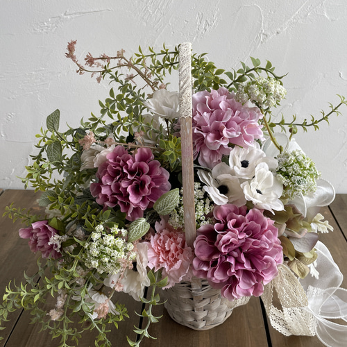 ダリアとアンジェリカのバスケットアレンジ アネモネ カーネーション  