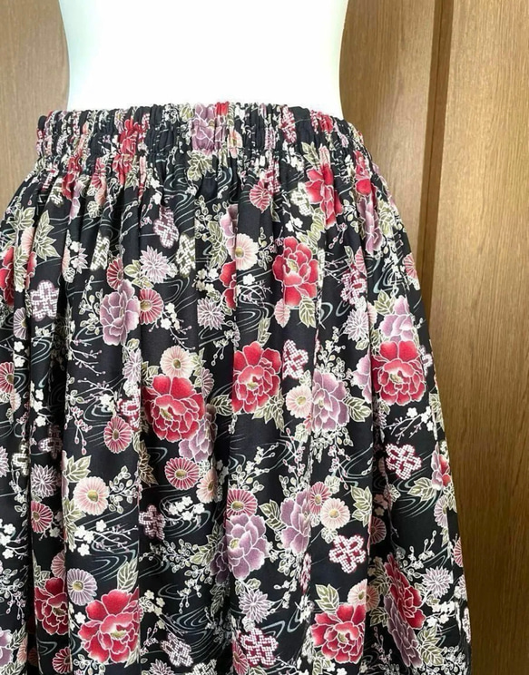 和柄　フラワープリントのギャザースカート　ロングスカート 2枚目の画像