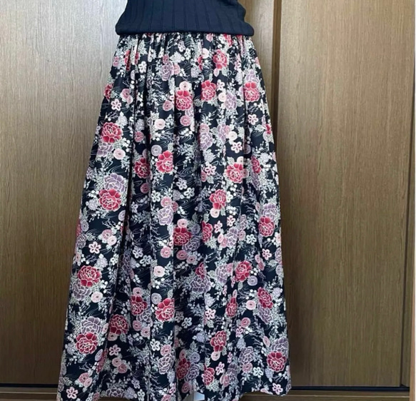 和柄　フラワープリントのギャザースカート　ロングスカート 1枚目の画像