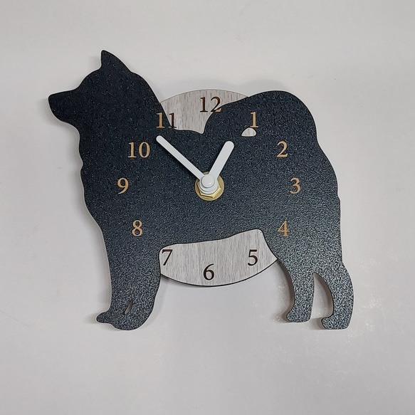 【文字・名入れ】【置時計スタンド付き】ワンちゃん コンパクト静音壁掛け時計 柴犬　黒 3枚目の画像
