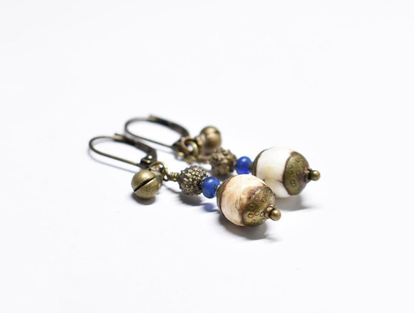 西藏黃銅裝飾貝殼珠，碎黃銅，藍色仿古珠，民族鈴鐺耳環 第4張的照片