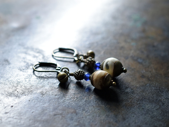 西藏黃銅裝飾貝殼珠，碎黃銅，藍色仿古珠，民族鈴鐺耳環 第2張的照片