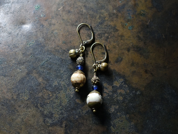 西藏黃銅裝飾貝殼珠，碎黃銅，藍色仿古珠，民族鈴鐺耳環 第1張的照片