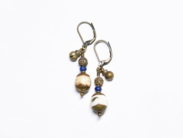 西藏黃銅裝飾貝殼珠，碎黃銅，藍色仿古珠，民族鈴鐺耳環 第3張的照片