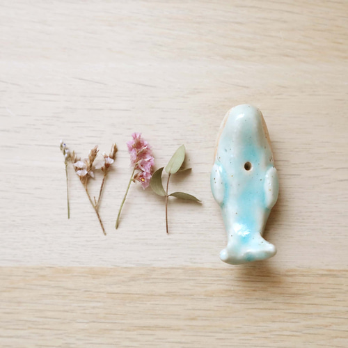 子クジラの花挿しオブジェ ウォーターブルー ＊ ドライフラワー付き