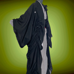 大きなサイズ ドレープ際立つ 着物ガウン 絽 シースルー 羽織 着物リメイク男女兼用 フリーサイズ 黒 K6408 3枚目の画像