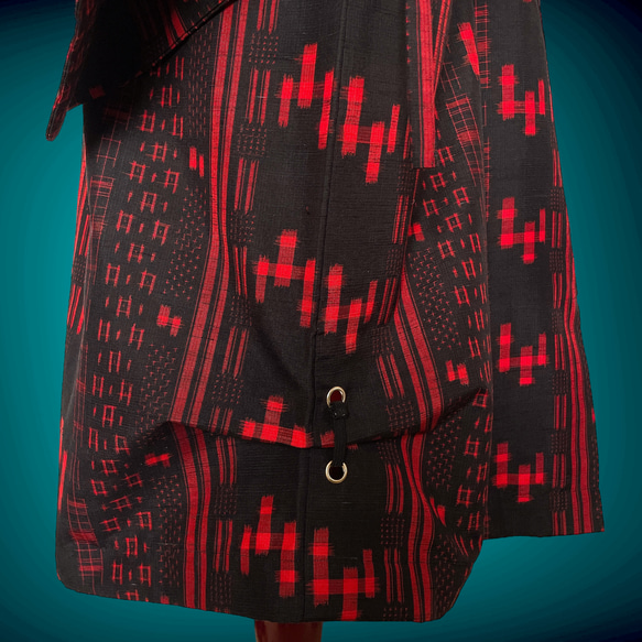 本場特選柄 越後紬 赤黒 作務衣コート ロング 着物リメイク 衣装 僧衣 着物コーデ 男女兼用  N5909 10枚目の画像