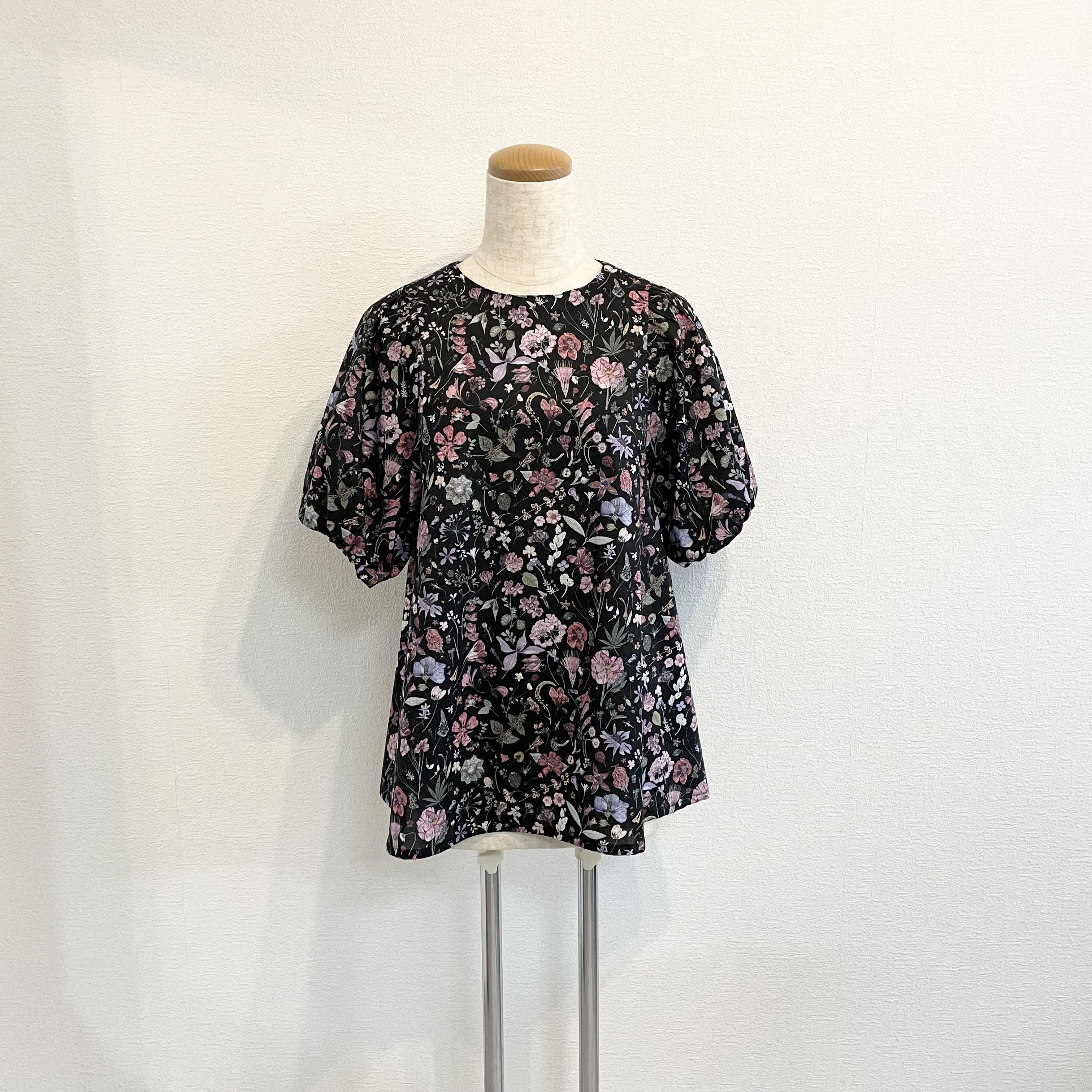 リバティ生地＊ギャザー袖のふんわりブラウス半袖（フローラルイヴ） 11,544円