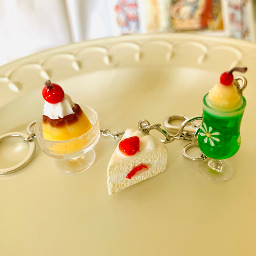 ミニチュアプリン&いちごショートケーキ&クリームソーダの ミニチュアプリン&いちごショートケーキ&クリームソーダの