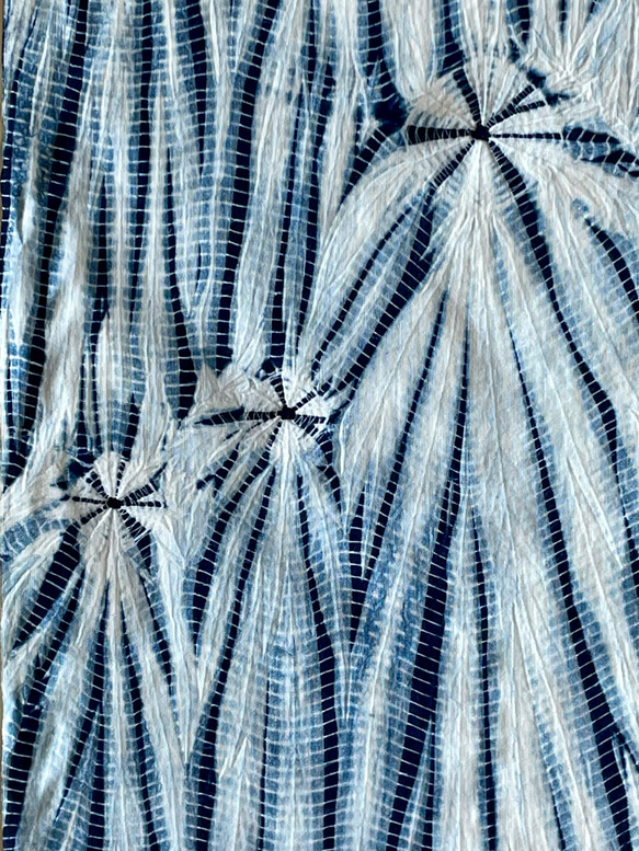 藍染 絞り染め 手拭い: 蜘蛛柳絞り 3枚目の画像