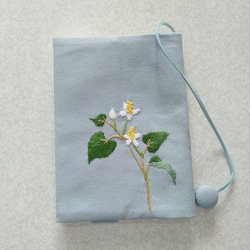文庫本刺繍の布のブックカバー（ドクダミ） 1枚目の画像